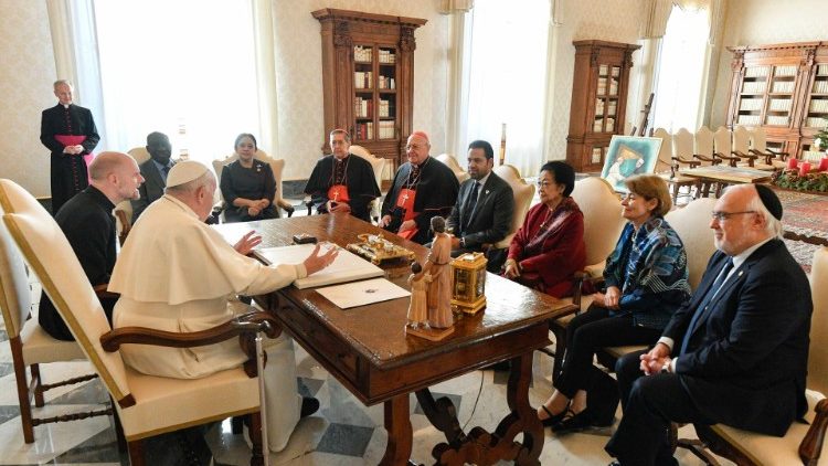 Il Papa incontra la delegazione del Premio Zayed, il 18 dicembre 2023. Irina Bokova è la seconda da destra