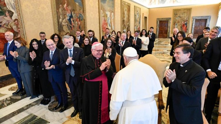 “뮬리” 병원 관계자들과 인사를 나누는 교황