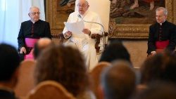아쿠아비바 델레 폰티에 위치한 “뮬리” 병원 관계자들에게 연설하는 교황