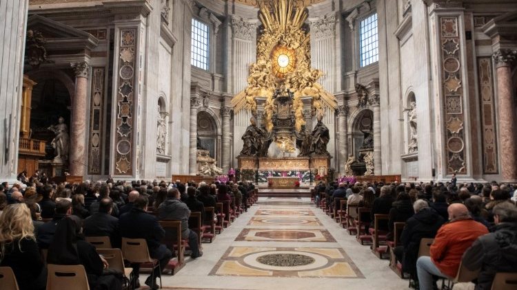 Funcionários do Vaticano durante a Missa de Preparação para o Natal, presidida pelo cardeal Mauro Gambetti