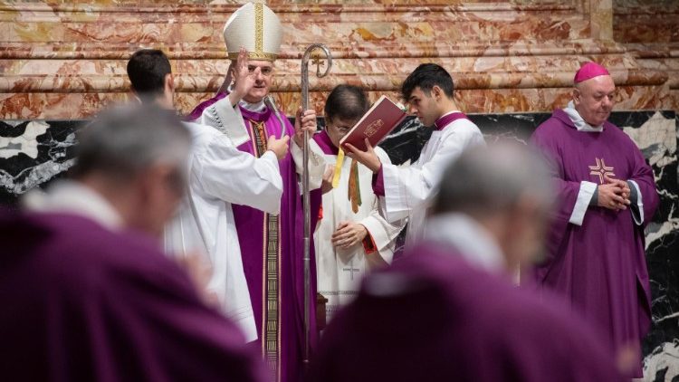 Kardinal Gambetti bei der Adventsmesse für die Vatikanangestellten