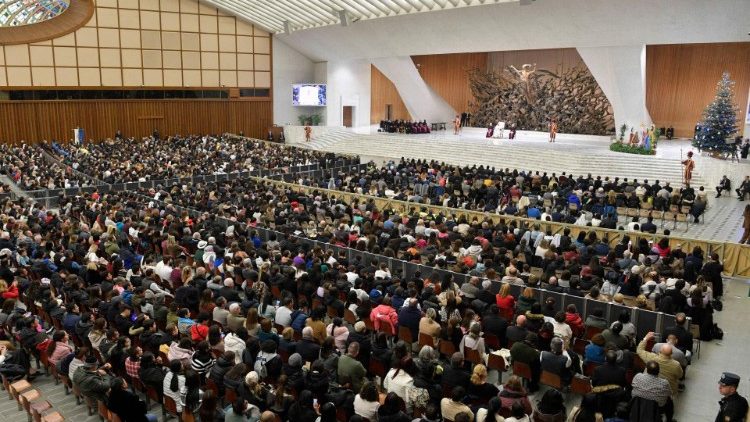 Miles de fieles y peregrinos asistieron a la Audiencia General en el Aula Pablo VI