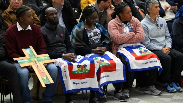 Le bandiere di Haiti in Aula Paolo VI