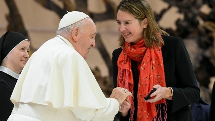 Franziskus mit Radio-Vatikan-Redakteurin Christine Seuss, die bei der Audienz deutschsprachige Texte vortrug