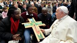 Los chicos de la asociación Aksyon Gasmy de Haití regalaron una cruz al Papa. Jeff, el joven del pañuelo rojo, la hizo