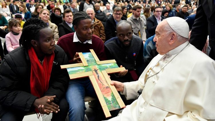 Los chicos de la asociación Aksyon Gasmy de Haití regalaron una cruz al Papa. Jeff, el joven del pañuelo rojo, la hizo