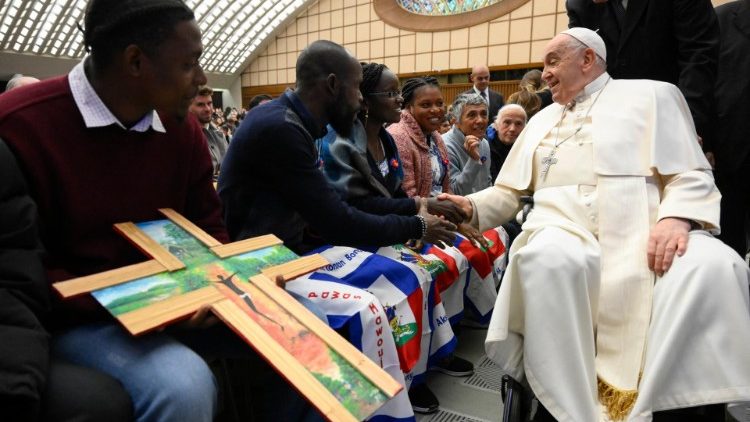 Grupa z Haiti wręcza krzyż Papieżowi