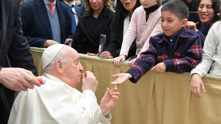 바티칸 시국 직원들 가족과 성탄 인사를 나누는 교황