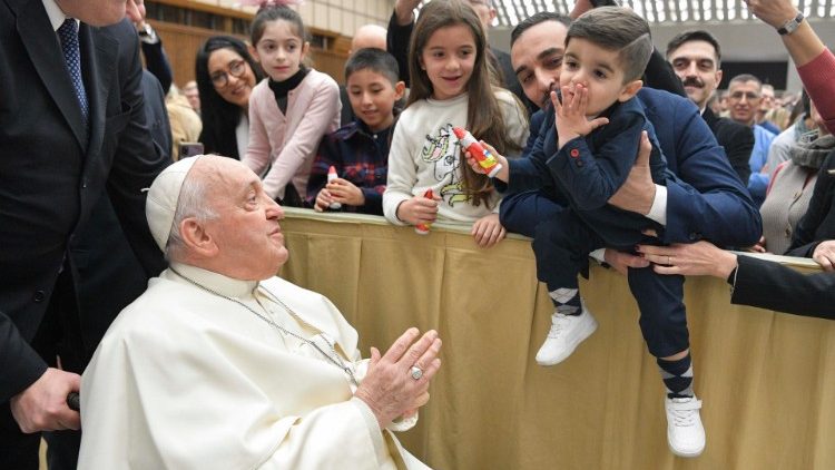 바오로 6세 홀에서 바티칸 시국 직원 가족들과 인사를 나누는 교황