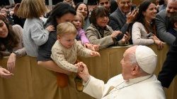 Ferenc pápa a vatikáni alkalmazottak családjaival