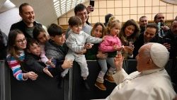 El Papa recibe en audiencia al personal que presta servicio en la Santa Sede y sus familiares
