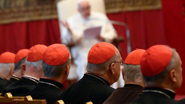 교황청 관료들에게 성탄 축하 인사말을 전하는 프란치스코 교황