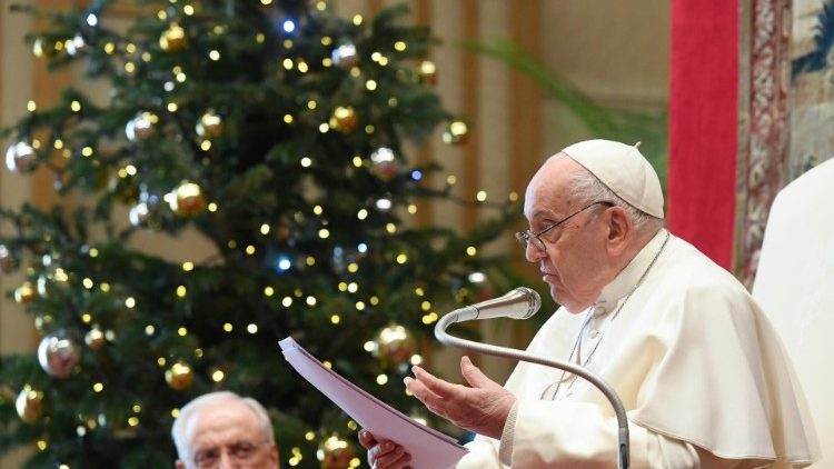 교황청 관료들에게 성탄 축하 인사말을 전하는 교황