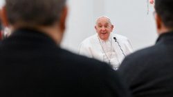 Ferenc pápa papjaival beszélget a San Giorgio di Acilia plébánián