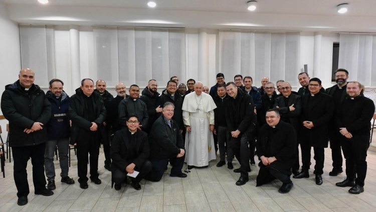 Ֆրանչիսկոս Պապը հանդիպեցաւ Աչիլիայի «Santa Gianna Beretta Molla» հովուական կեդրոնի 30 քահանաներուն հետ