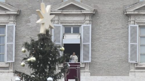 Pope at Angelus: Open your hearts to God's love, show kindness to all