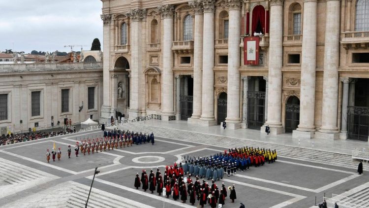 성 베드로 광장에서 스위스 근위대가 사열한 가운데 울려 퍼지는 바티칸 시국 국가와 이탈리아 국가