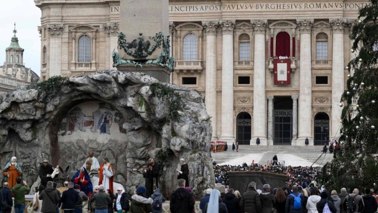 La Plaza de San Pedro estÃ¡ adornada con el Ã¡rbol y pesebre navideÃ±os, inaugurados el 9 de diciembre. Se podrÃ¡n visitar hasta el 7 de enero de 2024, fiesta del Bautismo del SeÃ±or. (Vatican Media)