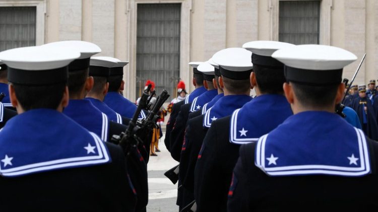 Antes del mensaje navideño del Santo Padre, la Guardia Suiza Pontificia y las Fuerzas Armadas Italianas ejecutaron los respectivos himnos de honor. (Vatican Media)