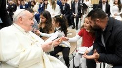 Paavin uusi katekeesisarja: älä neuvottele paholaisen kanssa