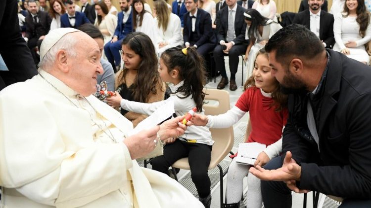 Paavin uusi katekeesisarja: älä neuvottele paholaisen kanssa