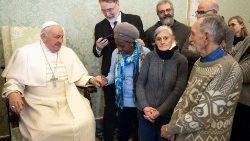 Papež ni imel govora, ampak se je z vsakim osebno srečal