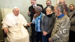 O Papa com os membros do jornal "L'Osservatore di Strada"