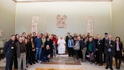Miembros de la redacción de "L'Osservatore di Strada" en audiencia con el Papa Francisco 