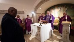 Dom Paul Gallagher celebra a missa de sufrágio pelo arcebispo Courtney na capela irlandesa nas grutas do Vaticano