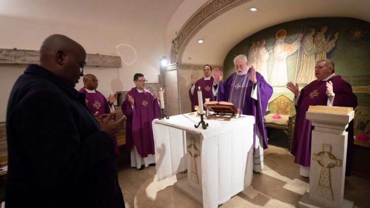 Monsignor Gallagher celebra la Messa di suffragio per l'arcivescovo Courtney nella cappella irlandese delle grotte vaticane. Tra i concelebranti, mons. Luciano Russo