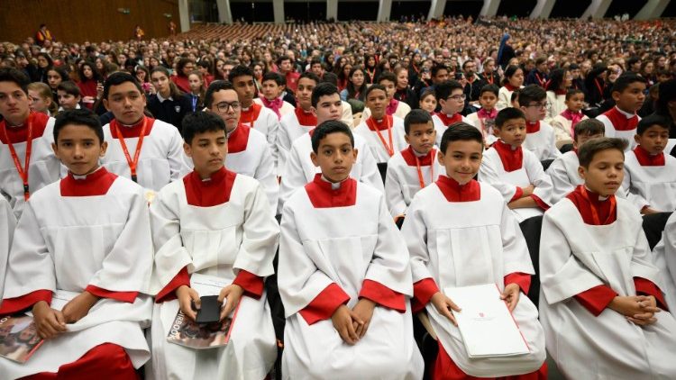 Des choristes de la Fédération Internationale des Pueri Cantores, lors de l'audience du samedi 30 décembre avec le Pape François. 