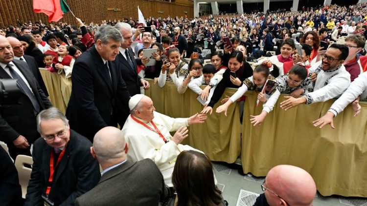 Il Papa saluta i Pueri Cantores in Aula Paolo VI