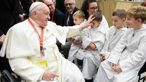 Papst an Kinder, die im Chor singen: „Singen ist Freude“