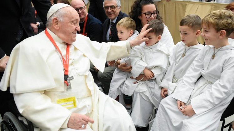 Papst Franziskus bei der Audienz mit den Chorsinger-Kindern
