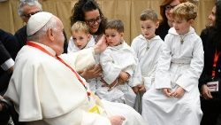 Ferenc pápa a Pueri Cantores fiatal énekeseivel