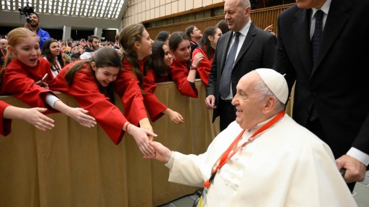 Папата с децата от Федерацията на Pueri Cantores