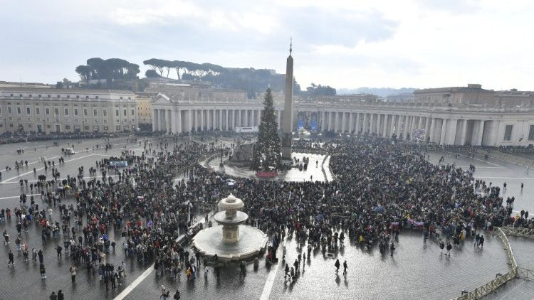 Piazza San Pietro oggi al momento della recita dell'Angelus