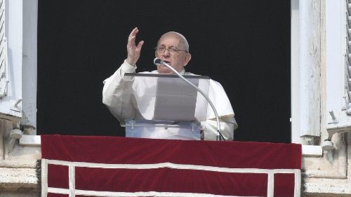 Pope at Angelus: Love opens paths for peace, never suffocating others