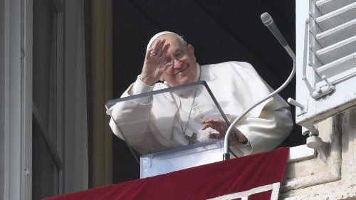 Il Papa: la Santa Famiglia "esperta nel soffrire", ci dice che è con noi nelle difficoltà 