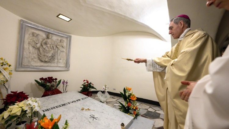 Oraciones ante la tumba de Benedicto XVI, 31 de diciembre 2023. 