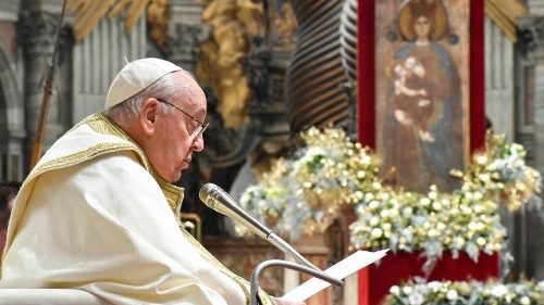 Il Papa: concludere l'anno alla scuola di Maria, con gratitudine e speranza