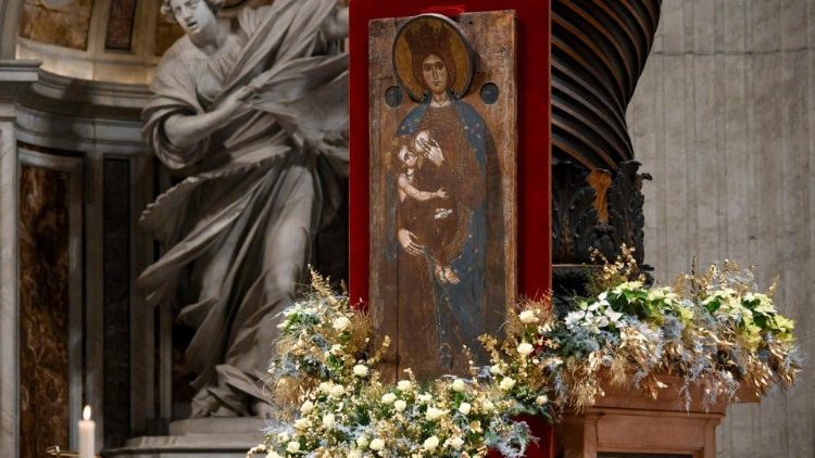 L'icône de la "Vierge allaitant" placée ce dimanche dans la basilique Saint-Pierre