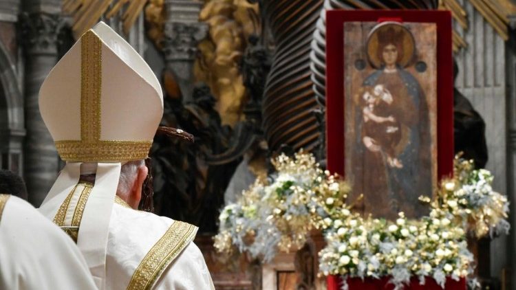 Papa Francesco e l'immagine della Vergine che allatta proveniente dall'Abbazia di Montevergine
