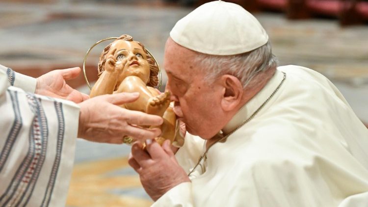 Papa Francesco bacia la statua del Bambino Gesù