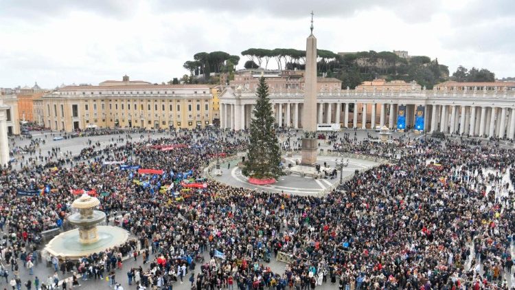 Паломники на площади Святого Петра (1 января  2024 г.)