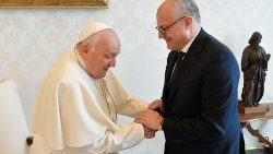 Papež Frančišek in Roberto Gualtieri, župan mesta Rim