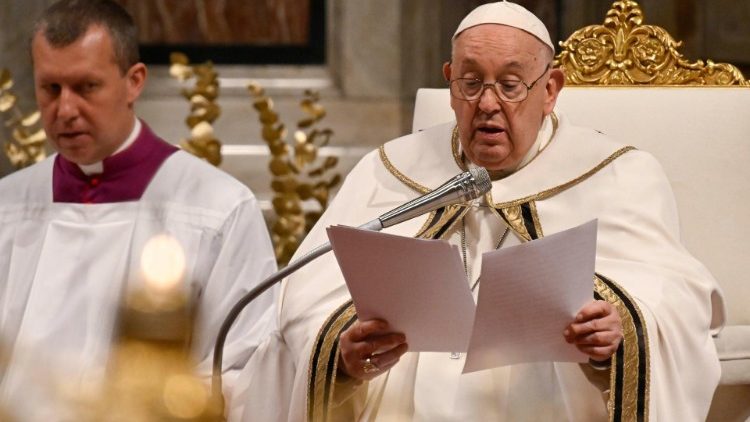 Popiežius skaito homiliją Kristaus Apsireiškimo iškilmės Mišiose