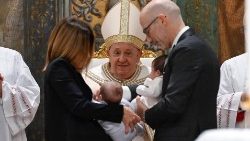 البابا فرنسيس يمنح سر المعمودية لستة عشر طفلاً