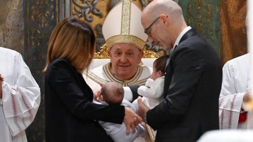 Папа Франциск преподал Таинство Крещения 16 младенцам