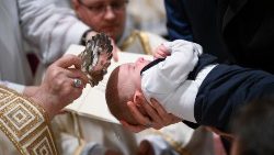 Papež František křtí v Sixtinské kapli